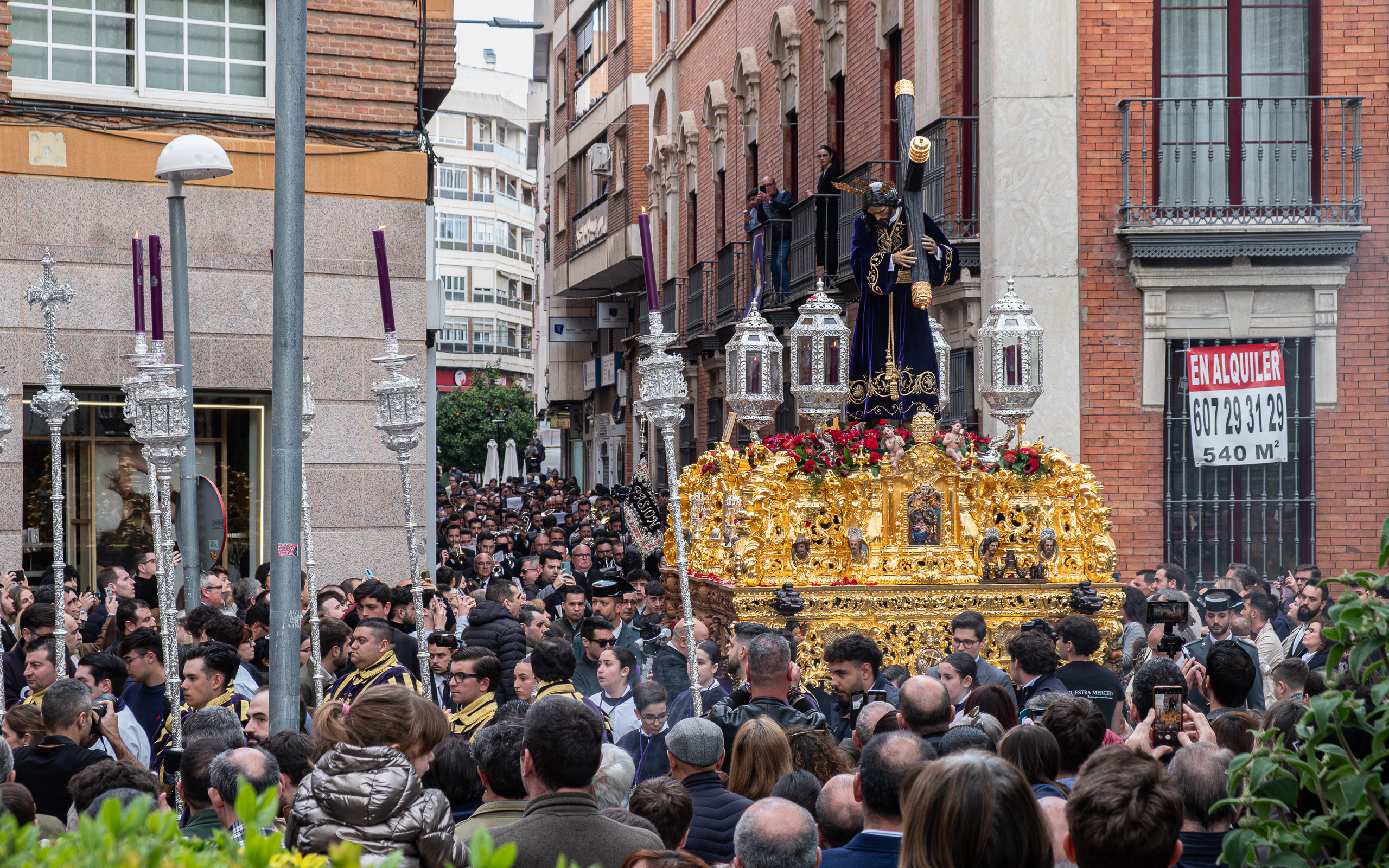 Der Paso mit der Christusfigur zieht durch Ciudad Real